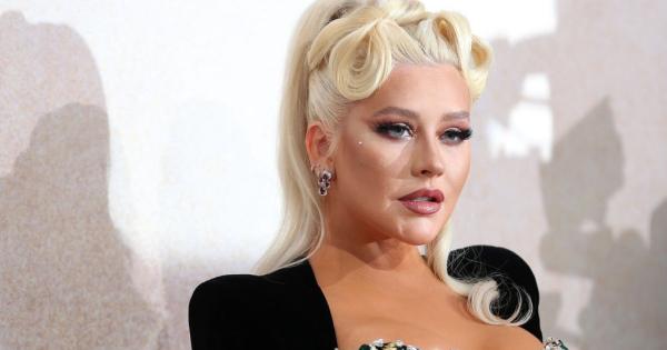 Christina Aguilera merész választása egy szál bugyi volt, amikor megjelent a vörös szőnyegen, és lenyűgöző eleganciával viselte azt.