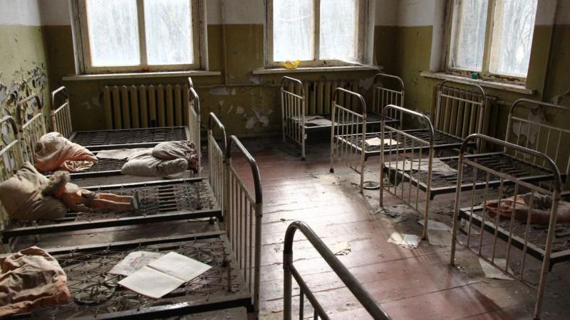 Harminckilenc évvel ezelőtt a Népújság olvasói egy különleges betekintést nyerhettek a csernobili atomkatasztrófa eseményeibe. Az akkor megjelent cikkek igyekeztek feltárni a tragikus baleset következményeit és hatásait, amelyek nemcsak Ukrajnát, hanem az
