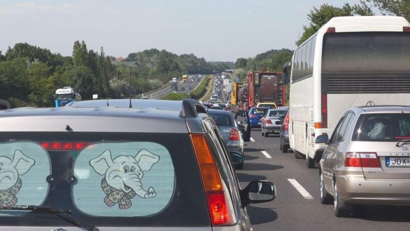 Gigantikus dugó és baleset: Súlyos közlekedési zűrzavar az M1-es autópályán.