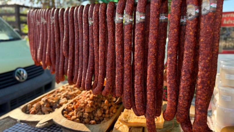 Színes és vibráló nyárbúcsúztató fesztivál Tokajban

Ahogy a nap sugarai egyre alacsonyabban ragyognak, és a levegőben érezni lehet a szüret hívogató ízét, Tokaj városa varázslatos forgataggal készül a nyár búcsúztatására. Az utcákon zeneszó és nevetés cs