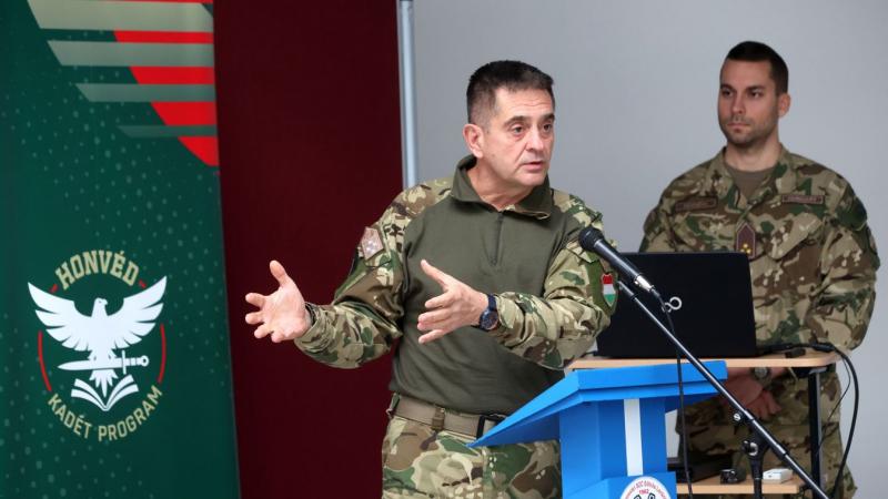Böröndi Gábor vezérkari főnök határozottan reagált Zelenszkijék vádjaira, világos és egyértelmű választ adva a felmerült kérdésekre.