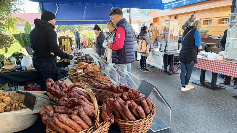 Fedezd fel Siófok legújabb termelői piacát! A Vitorlás utcában mostantól helyi ízek várnak rád, mindezt pedig baráti, családias légkörben élvezheted. Ne hagyd ki a lehetőséget, hogy megismerd a környék gazdáinak friss termékeit és a közösség barátságos ar