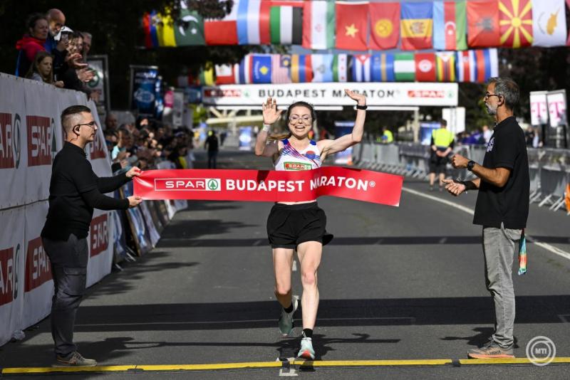 Budapesti Maraton: Vásárhelyi Máté és Nyikos Viktória diadala

A Budapest Maraton idei eseményén Vásárhelyi Máté és Nyikos Viktória kiemelkedő teljesítménnyel hódították meg a versenyt. A két sportoló nemcsak a távot teljesítette, hanem a közönség szívét 