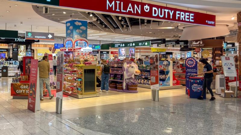 Egy férfi Milánó szívében gyújtogatott és kalapáccsal támadta meg a kijelzőket, felfordulást okozva ezzel a város vibráló életében.