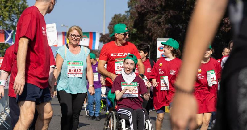 Az idei rekorddöntő 40. SPAR Budapest Maratonon különleges eseményként megrendezésre kerül az Esélyegyenlőségi Futam is. Ez a futam lehetőséget biztosít minden résztvevő számára, hogy megmutassa, milyen fontos az egyenlőség és a közösség ereje a sport vil