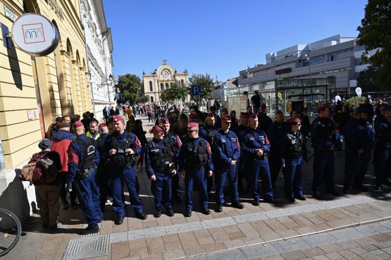 Egy férfi palackkal támadt a pécsi Pride rendezvény résztvevőire, amit a rendőrség gyorsan és hatékonyan kezelve, bilincsben távolított el a helyszínről.