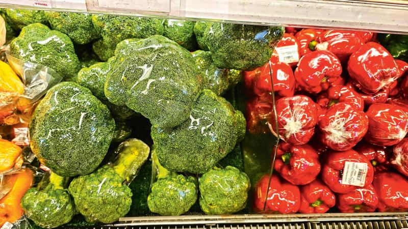 Mi történik a zöldségekkel, amikor becsomagolva várják a vásárlók érkezését? Az ilyen környezetben a friss zöldségek megőrzik ízüket és tápanyagaikat, hiszen a csomagolás védelmet nyújt a külső hatásokkal szemben, például a nedvességvesztés és a szennyező