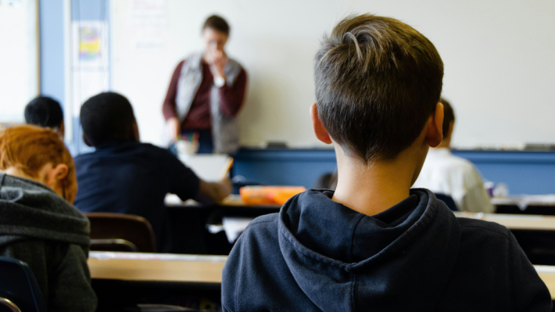 Közös jövőt formálunk: kormányzati kezdeményezés az autista gyermekek sikeres neveléséért és oktatásáért.