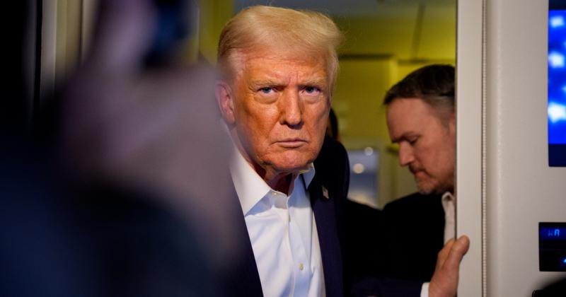 Donald Trump elé helyeztek egy pisztolyrajzot, amelynek csövére a figyelmeztető feliratot írták: 