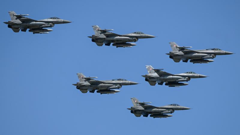 A NATO keleti szárnyán légi riadót rendeltek el: az F-16-os vadászgépek azonnal felszálltak, hogy reagáljanak az orosz drónok által jelentett fenyegetésre.